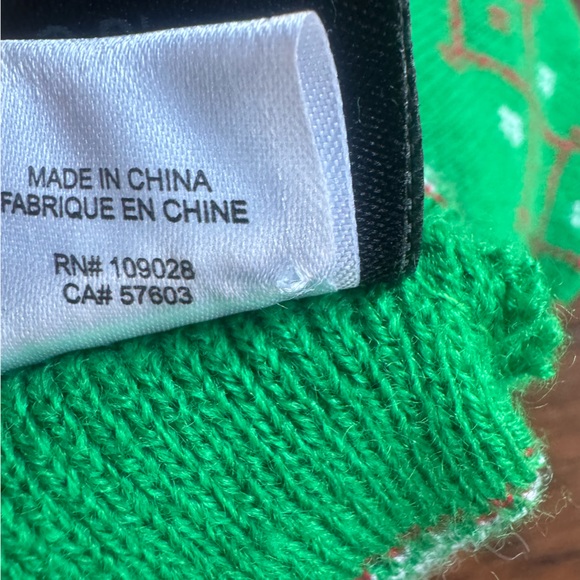 {Disney} Mickey Mouse red and green Christmas beanie hat - Picture 6 of 6